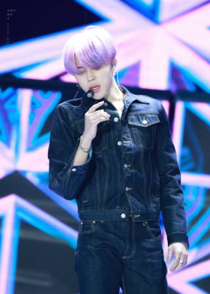 JiminGlobal's tweet photo. [🗞#JiminToday]

In 'Fake Love', he conveys agony &amp; sorrowful love w/ his whole body &amp; shows flawless popping. His "dance line of heaven" can be seen in any moment...

"Jimin's dance line to his hair is really beautiful."

▶️ https://t.co/G9hGcrOi3Y

#JIMIN #지민 #BTS @BTS_twt https://t.co/ERt7kVOvi0