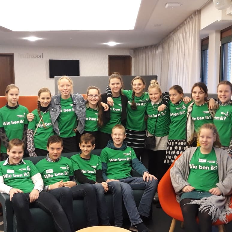 DriestarCollege's tweet photo. Gisteren waren we uitgenodigd voor de opening van de nieuwe tentoonstelling 'Wie ben ik en wie was jij?' in het @NLNatArchief. 4 leerlingen uit klas V1Blw mochten na de opening met de beide ministers mee de tentoonstelling in. #driestarcollegegouda #lwoo #geschiedenis #archief https://t.co/YGWf51wYjg