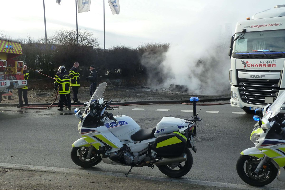 leberry_fr's tweet photo. "Gilets jaunes" : Les ronds-points de Saint-Germain-du-Puy et de l'A71, à #Bourges, évacués : https://t.co/30tsfuD1UT https://t.co/pDr4LEvFtS