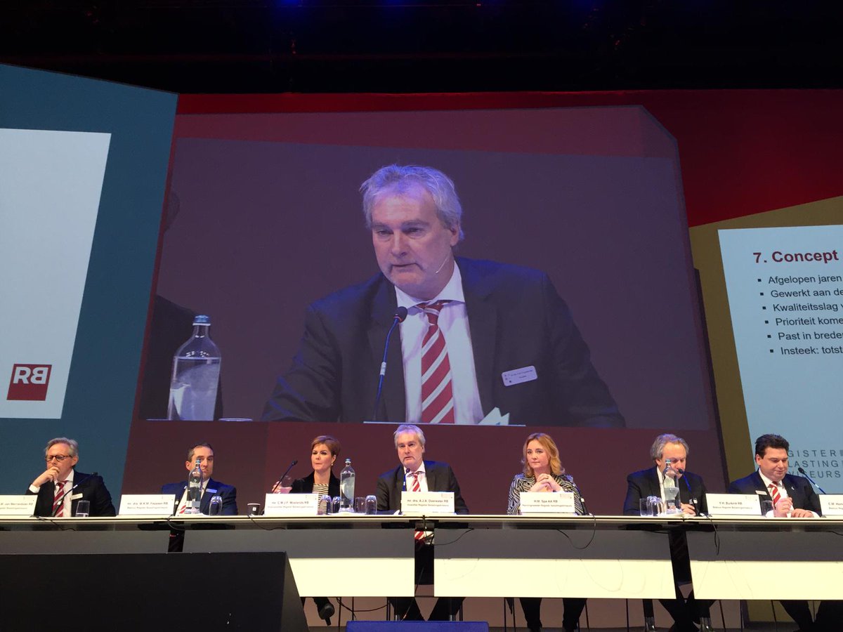 Het serieuze gedeelte zit erop, na de lunch gaan we door met het congres. Zorg dat je zo je telefoon bij de hand hebt. We gaan namelijk een interactief programma tegemoet waar enige input van jullie wordt verwacht. #Nieuwjaarsbijeenkomst #Telefoontoegestaan