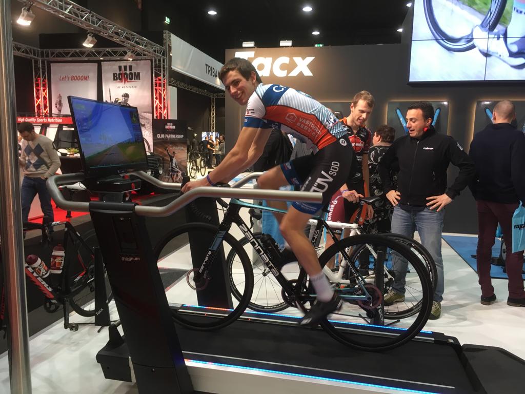 Fietsbeurs Velofollies is van start gegaan. Dat betekent dat je af en toe ook het truitje van Creafin-TÜVSÜD zult zien opduiken