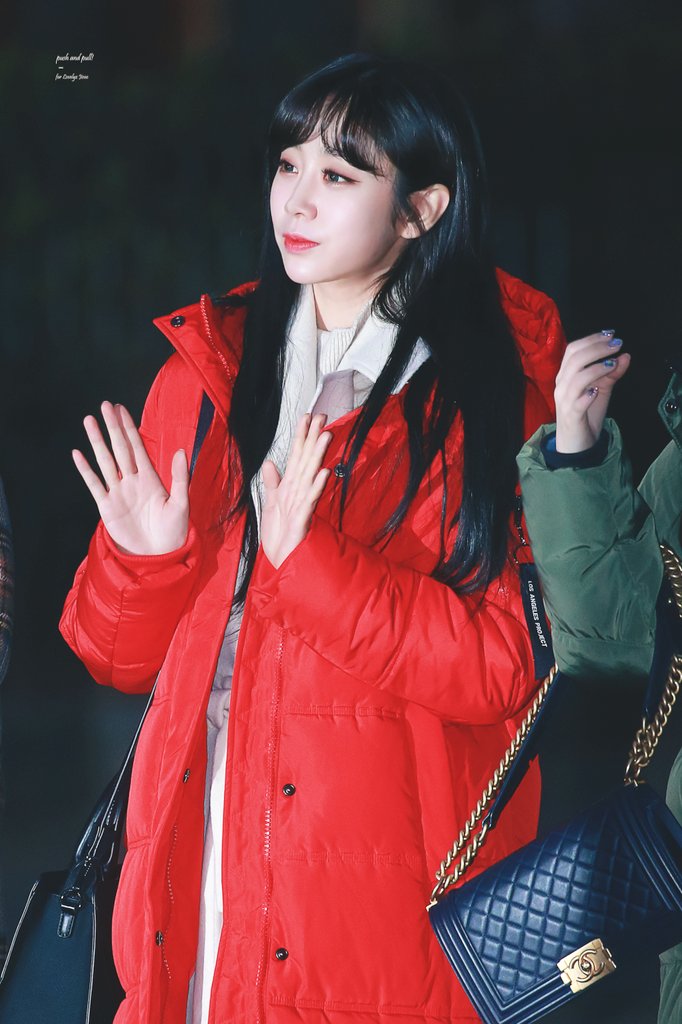 190111 뮤직뱅크 출근 서지수
빨간 패딩 세상에서 젤 잘어울리는 사람😭
#러블리즈 #서지수 #Lovelyz #Jisoo