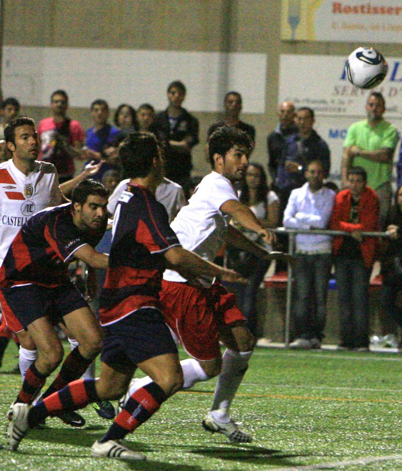 CanyerosCBrava's tweet photo. "La lluita pel lideratge, contra la bèstia negra". Aquest dissabte al #MunicipalDeLlagostera (16:45h) es viurà un apassionant @UELlagostera-@CELHospitalet. Un #partidasso🔝 que podria ser clau per saber qui pot ser el nou campió d'una #3Div5 molt igualada. https://t.co/AbzZ84SP75 https://t.co/u69EYtO2IB