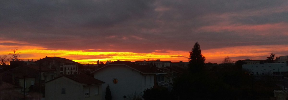 Agdena1's tweet photo. Lever de soleil quelque part, dans le bordelais... https://t.co/cXYqfZu9PF
