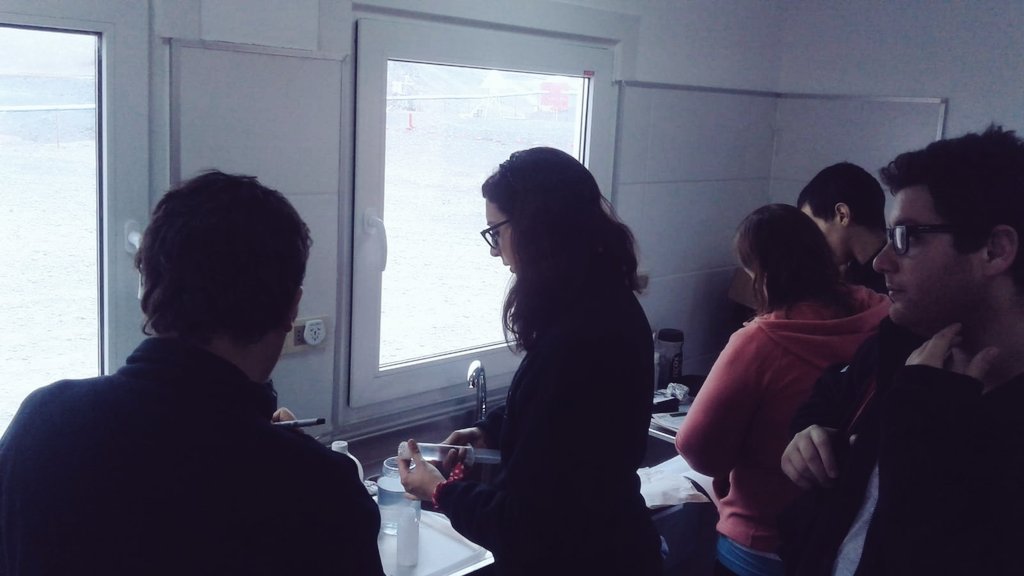 AntarticoUY's tweet image. Estudiantes de la Escuela de Verano de Introducción a la Investigación Antártica (EVIIA) de Facultad de Ciencias de UdelaR, trabajando en las nuevas instalaciones de los laboratorios de la Base Científica Antártica Artigas. 

#SnowLab
#Antartica