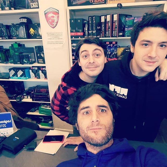 djcecio's tweet photo. Per le nuove macchine informatiche di @nslradiotv mi sono avvalso della consulenza dei migliori due youtuber tech di Roma @just.starsky e #saddytech thanks to @afk_store #pcsetup #config #nerd #youtuber #youtubeitalia #tech #workstations #workstationsetup https://t.co/qUdd1EvT7A https://t.co/7t2T9BCqZ0