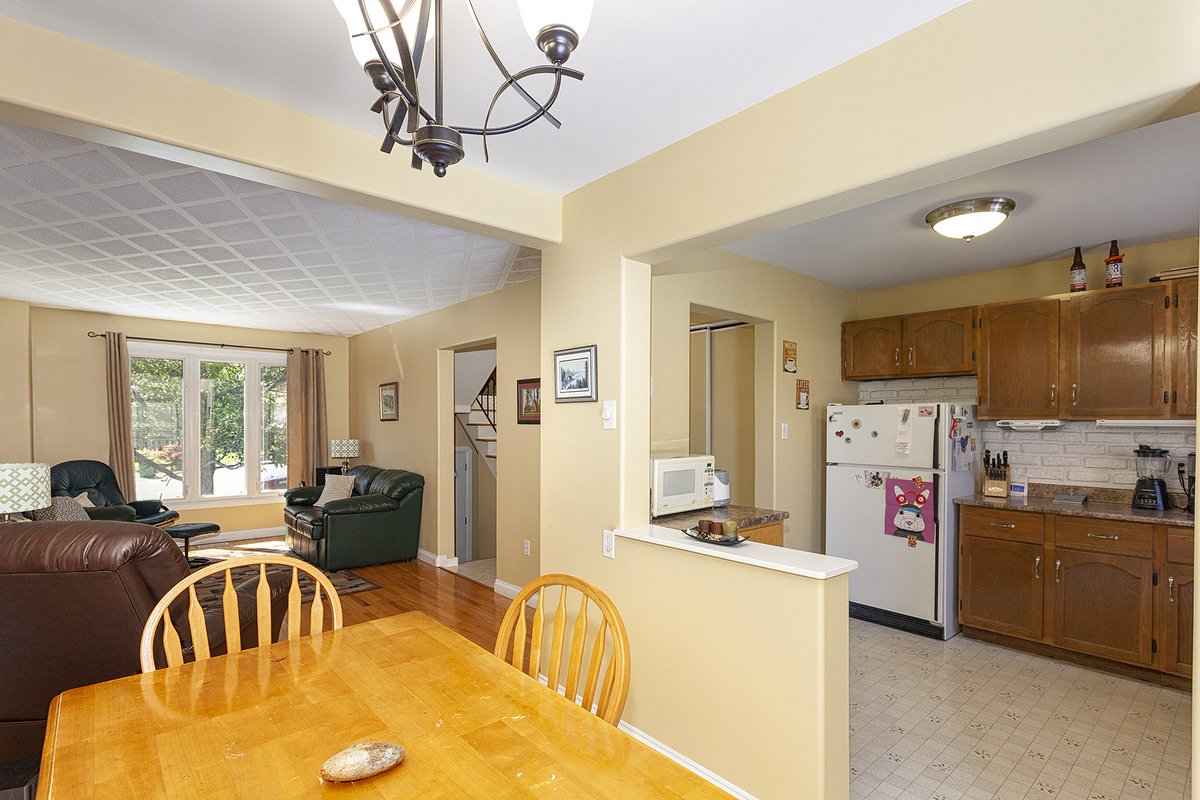 NasKlayme's tweet photo. 7 Heathland Way!-This is a great semi with lots to offer the new owners! With a good size kitchen &amp; lots of storage, nice &amp; bright, separate dining area with sliding doors to a good size deck &amp; a good size living room. Call today for your private showing! https://t.co/idrApiIMQe https://t.co/JdHpKnwoTH