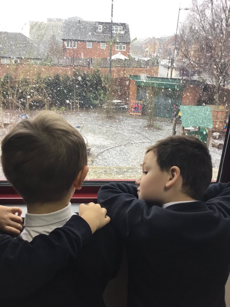 C7Pleasant's tweet photo. We have the best views in school, especially on snowy days! 
🌨🌨🌨☃️⛄️☃️⛄️❄️❄️❄️ @PleasantStPrim #pleasantstgeographers https://t.co/LjbXRHiuZ0