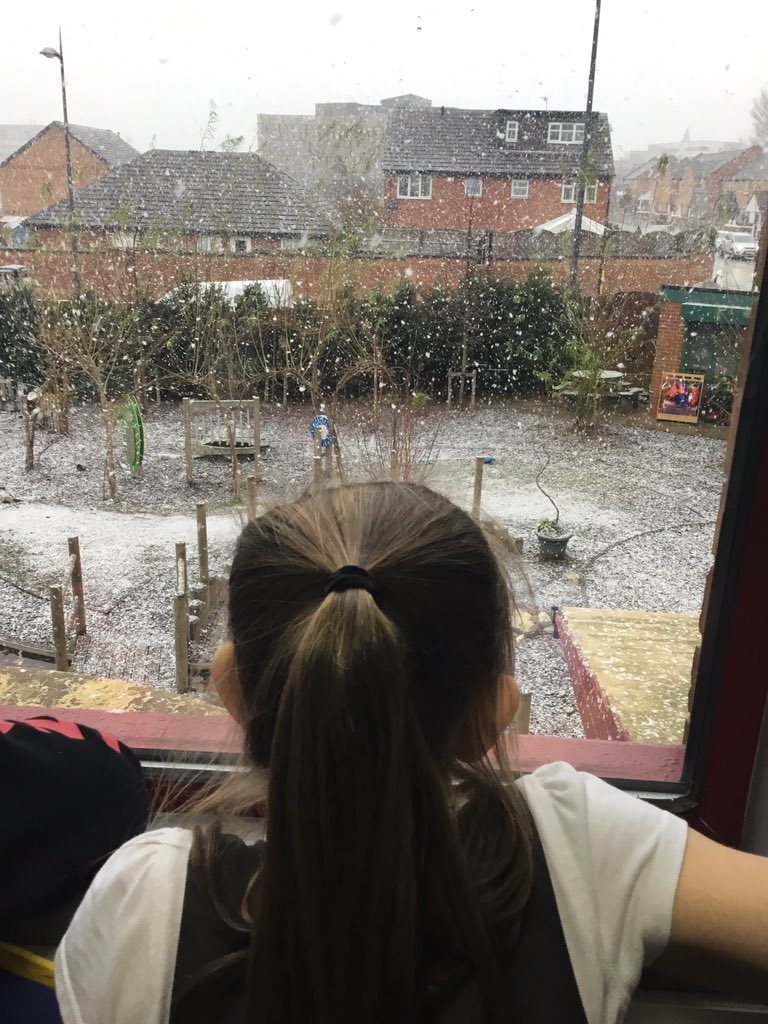 C7Pleasant's tweet photo. We have the best views in school, especially on snowy days! 
🌨🌨🌨☃️⛄️☃️⛄️❄️❄️❄️ @PleasantStPrim #pleasantstgeographers https://t.co/LjbXRHiuZ0