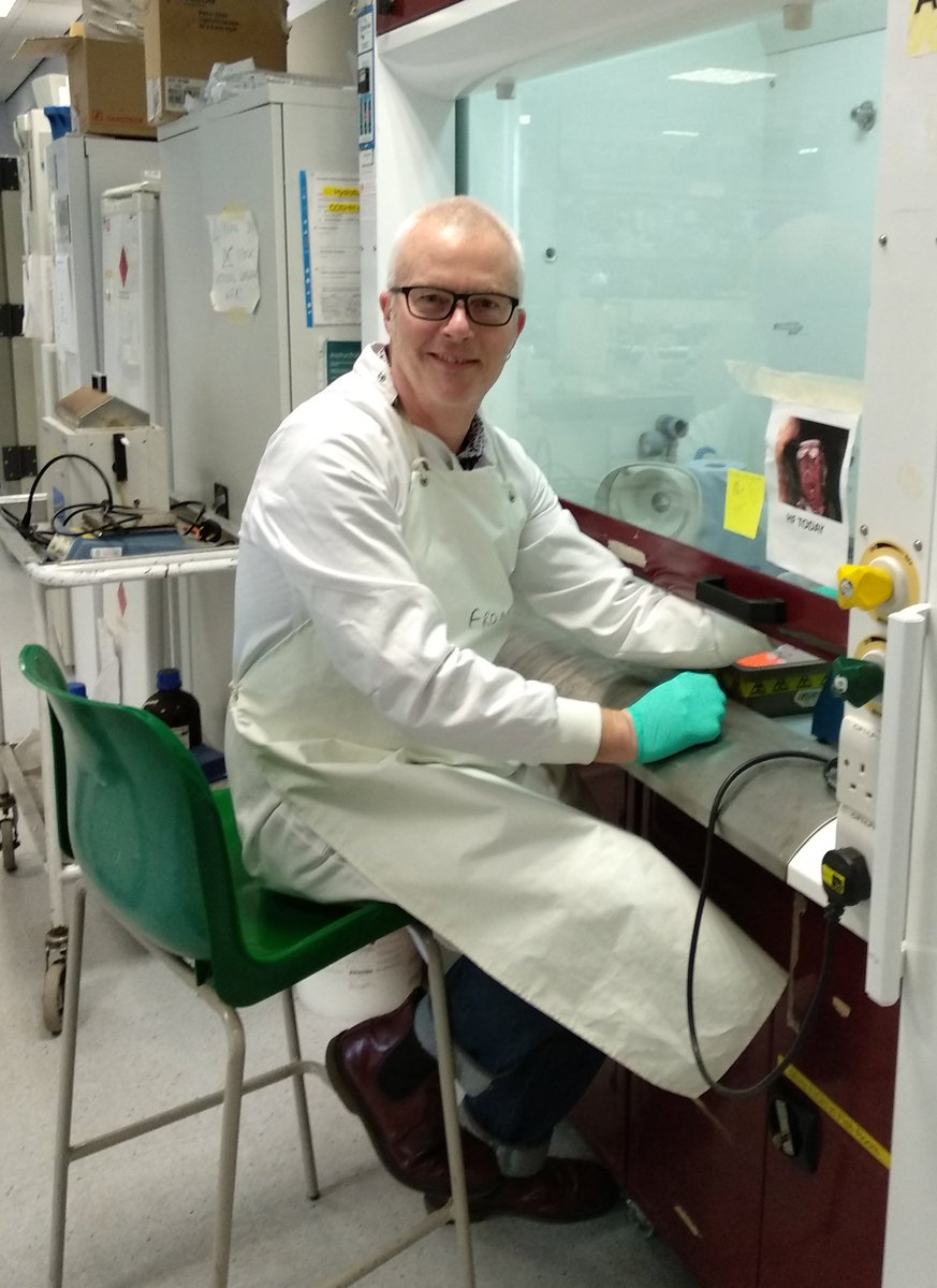 Florey management team is very hands-on when it comes to practical Science as well, you can see here #SimonFoster in a Lab coat 👨‍🔬! Together advancing towards #AMR research #FosterLab #Future2022
