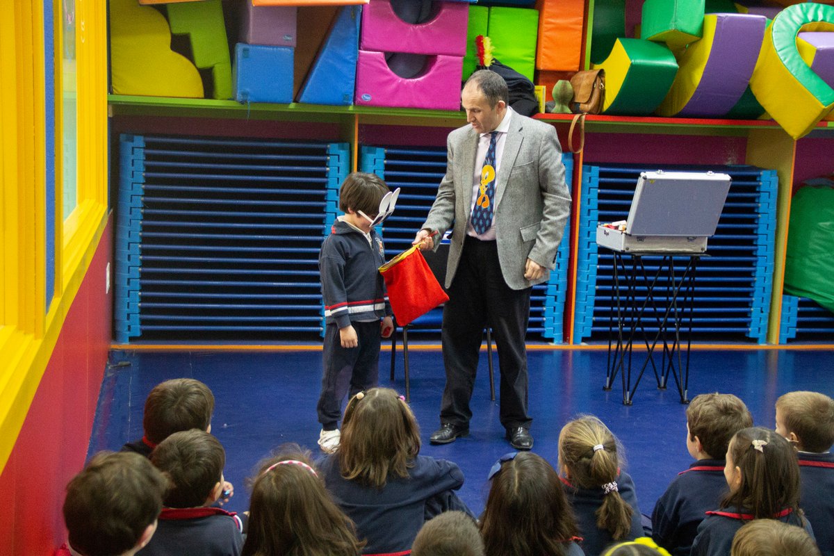 colegio_alameda's tweet photo. 🎩¡Nada por aquí, nada por allá!🃏Los alumnos de Ed.#Infantil aprenden valores como la amistad, el cuidado de la naturaleza y la importancia de la lectura a través de la magia educativa del mago #PacoG. #educación #magia #valores #lectura https://t.co/gmdgLjZQF3