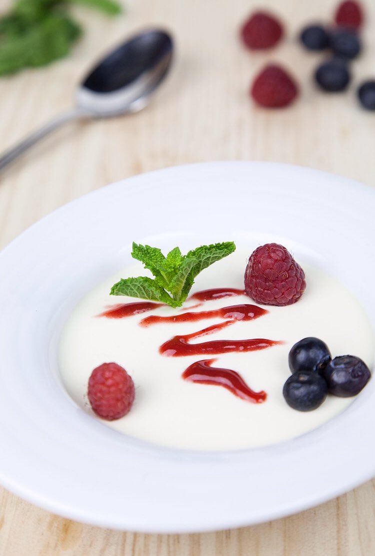 Así se termina una semana ⚡️⚡️ 
📸 Panna cotta casera gracias a una receta que aprendimos en el norte de Italia 😍🇮🇹 ¡Disfruten! 
#lanicoletta #madrid #bilbao #valladolid