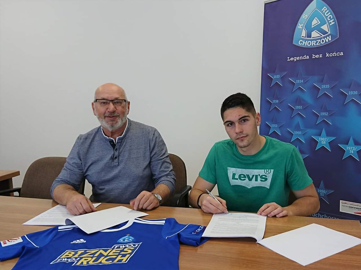 cheeronsport's tweet photo. ✔ Lucjan Zieliński przenosi się na zasadzie transferu definitywnego z Miedź Legnica do Ruchu Chorzów! 

✍ Nasz zawodnik związał się z 14-krotnym Mistrzem Polski 2,5 letnim kontraktem z opcją przedłużenia o kolejne 12 miesięcy. https://t.co/oq5freTPaK