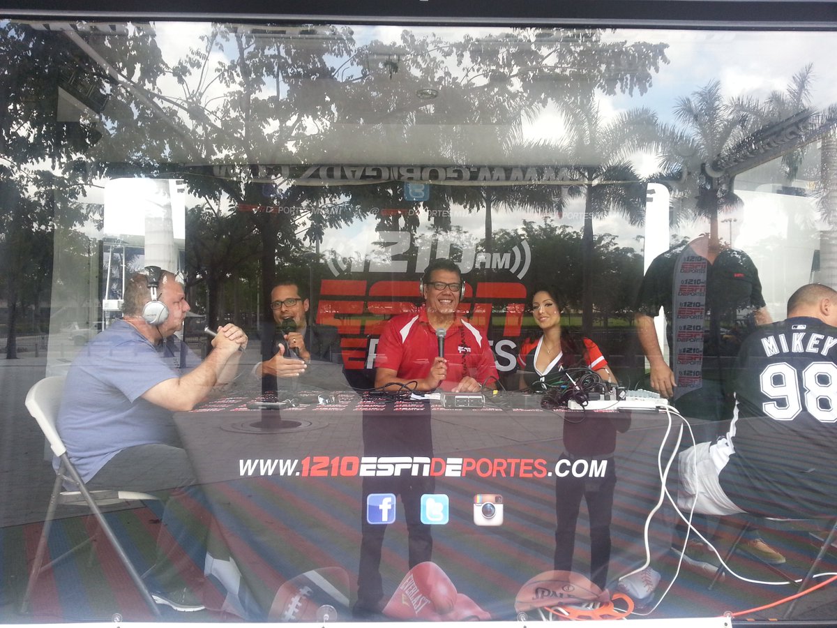 Gran epoca en #espndeportesmia con JORGE EBRO, <a href="/osequeraTOMALO/">octavio sequera</a> y <a href="/Jeinnylizarazo/">Jeinny Lizarazo</a> desde una cabina movil. Y siempre de la mano de DIOS.