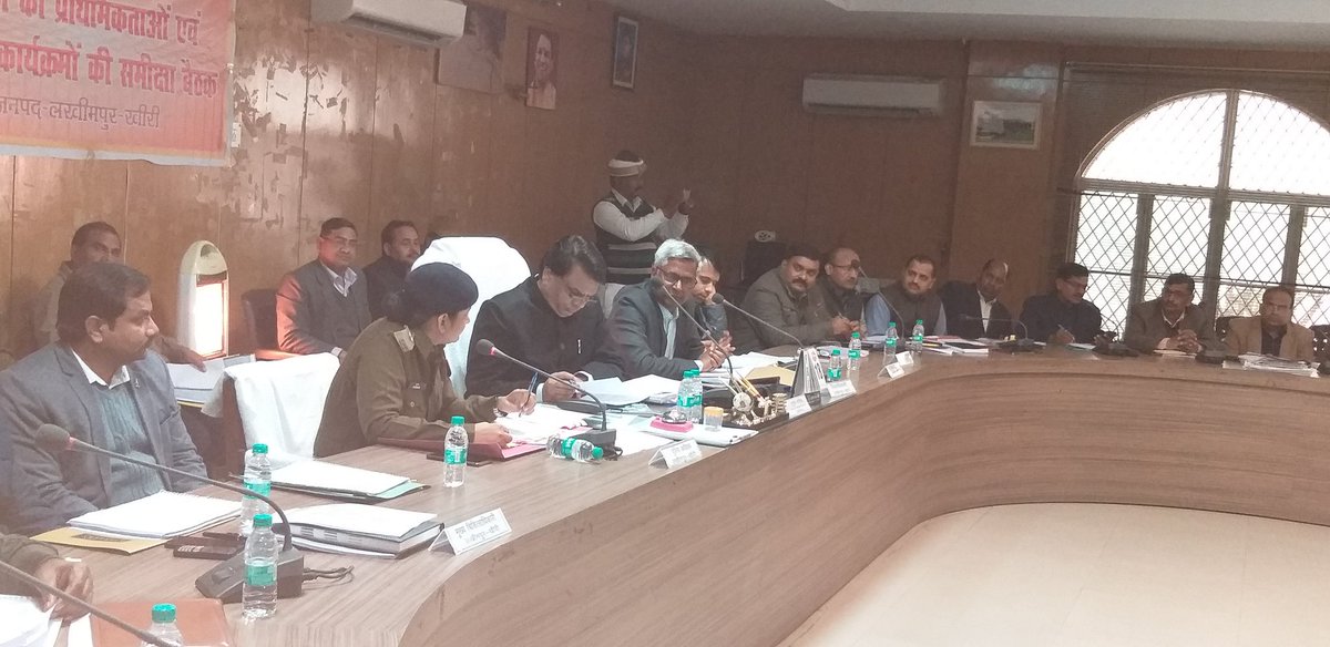 आज जनपद के नोडल अफसर प्रमुख सचिव श्रम एवं सेवायोजन एवं राजस्व श्री सुरेश चंद्र सर द्वारा कलेक्ट्रेट सभागार में मुख्यमंत्री की शीश प्राथमिकताओं वाले विकास कार्यों की समीक्षा की गई साथ ही जनपद के विभिन्न कार्यालयों एवं निर्माण कार्य का भी निरीक्षण किया गया