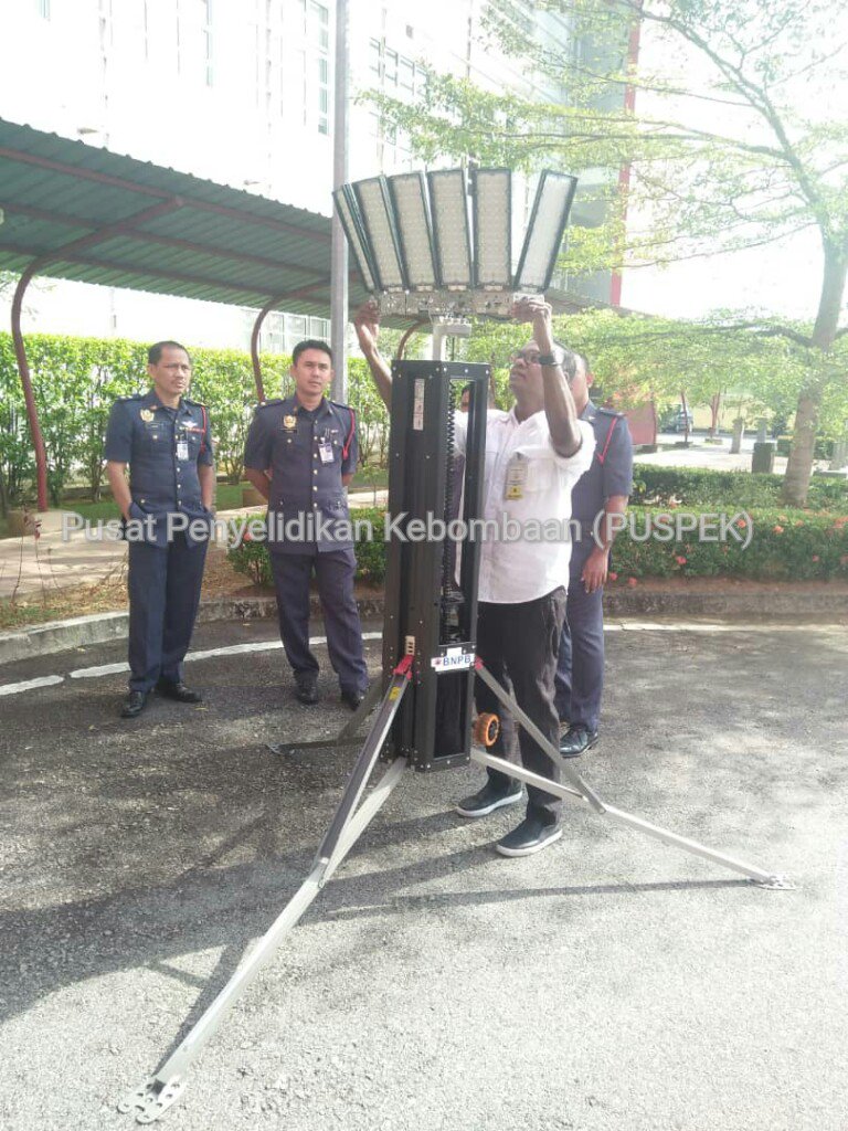 Fire_Research's tweet photo. 15 Jan 2019 - Activity product demostration at Fire Research Centre.

Product : BASE LIGHT LED PORTABLE LIGHT TOWER
Company: RITMA SAGA SDN. BHD
@KP_bombaJBPM 
@kpkt_gov 
@bombaJBPM https://t.co/icmzLO0wPc