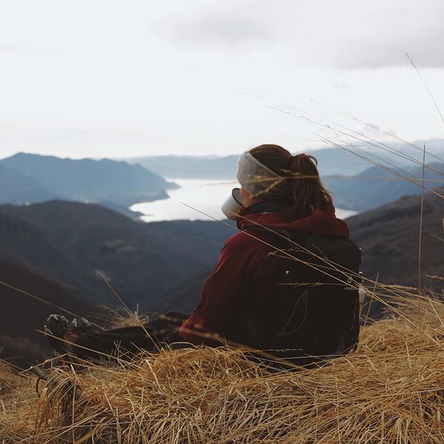 saradelu's tweet photo. All’inizio in comune sapevamo di avere solo un paio di cose: quel lago laggiù in fondo come casa e i monti che lo circondano.
Poi, camminando, ne abbiamo scoperte infinite altre, come stare ore a guardar giù in valle dalla cima, contando strati e trovand… https://t.co/LwYSBlyb2M https://t.co/jH2ywaHK5e