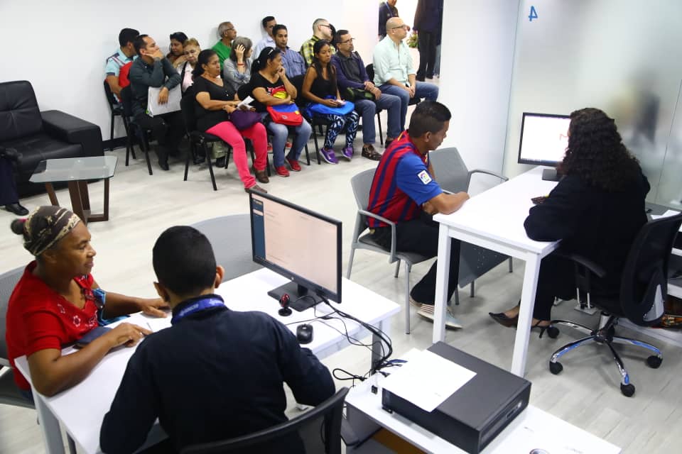 ivssoficial's tweet photo. Ya el #Petro está en la calle, continúa con fuerza la venta de la criptomoneda venezolana. El pueblo sigue incrementando la confianza en el Programa de Recuperación Económica y en las decisiones de nuestro Presidente  @NicolasMaduro .
#18Ene #SUNACRIP
@magallyvina  @MPPPSTVe https://t.co/GfOLrB2Jdi