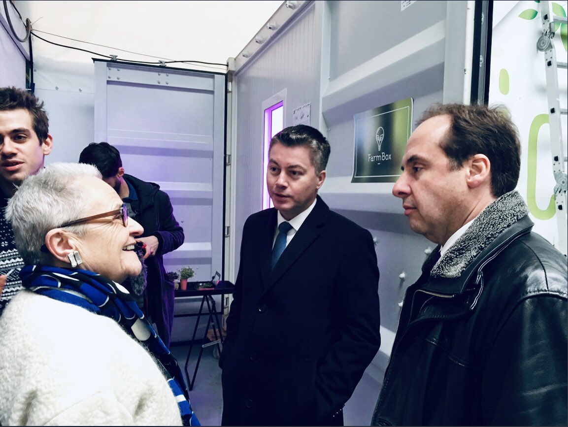 jclagarde's tweet photo. Rencontre ce matin avec Fabien Persico, jeune créateur de @Lafarmbox, qui produit de manière écologique des salades et plantes aromatiques en plein centre-ville de Rennes. https://t.co/IBU9HYAk5Q
