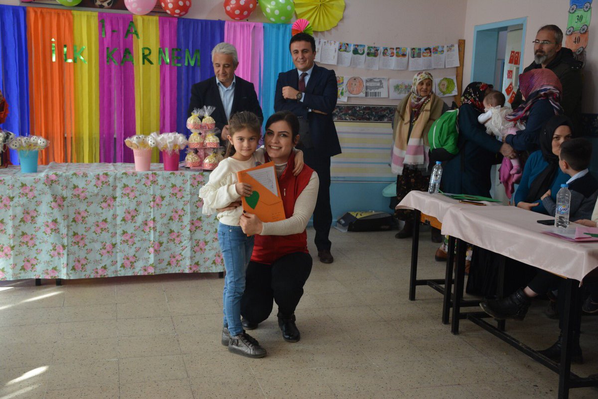 Kozlu_GM's tweet photo. Çocuklar sevgidir, umuttur, geleceğimizin aydınlığıdır.
Bizler de çocuklarımızın geleceklerine bir adım daha yaklaştığı karne günlerinde onları yalnız bırakmadık. Heyecanlarına ortak olmak için Vali Tevfik İlk ve Ortaokulundaydık. https://t.co/mxUPf6F6fn