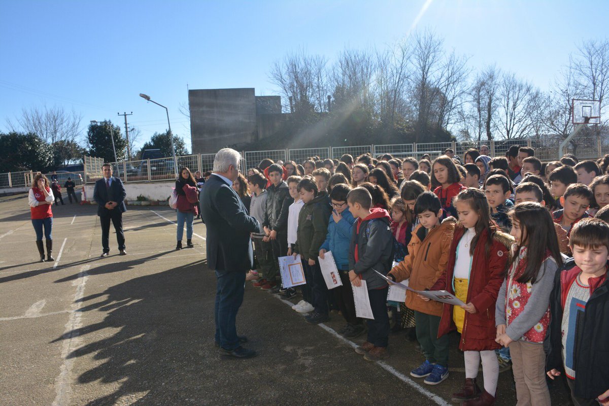 Çocuklar sevgidir, umuttur, geleceğimizin aydınlığıdır.
Bizler de çocuklarımızın geleceklerine bir adım daha yaklaştığı karne günlerinde onları yalnız bırakmadık. Heyecanlarına ortak olmak için Vali Tevfik İlk ve Ortaokulundaydık.