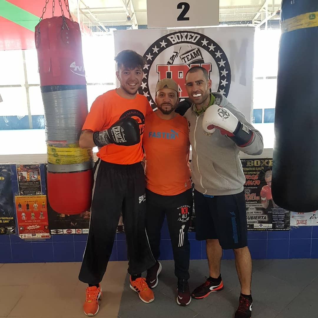IRUTEAM's tweet photo. Seguimos el camino poco a poco paso a paso y no cesamos en ello.Gracias Jorge por ayudar a kike en su retorno tío.Quiero puedo lo hago
#boxeoiruteam #casarrubuelos #casarrujoven #boxeoprofesional #boxeoespaña #iruteam #sparring #equipo #quieropuedolohago #kikecelis #jorgepinilla https://t.co/F2K2M3ygTF