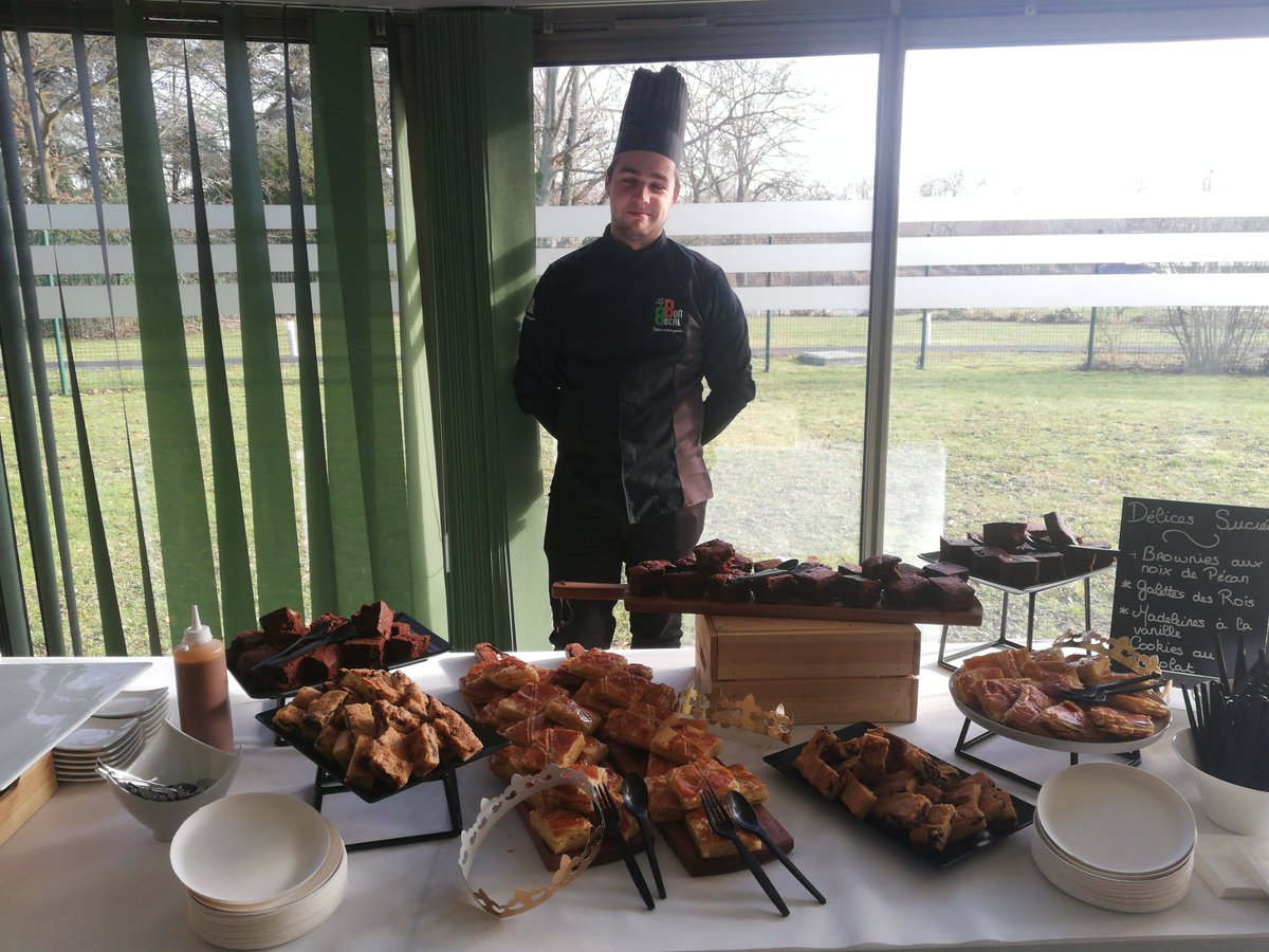 Notre chef Antonin toujours d'attaque avant une animation sucrée !!!
#evenement #lebonbocal #pausesucree #gateaux #Food #tousatable #chocolat #bonappetit #bienfinirsonrepas