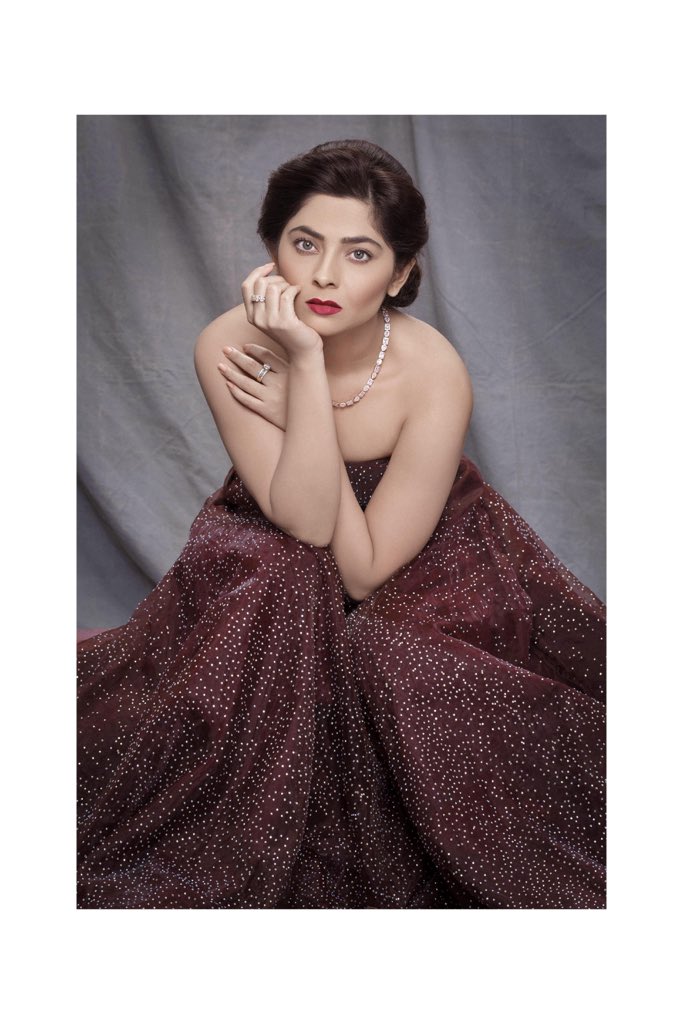 Toss your hair in a bun
Put on some gansta rap,
And handle it....
#fridayfeels #gangsta #weekendvibes
📸 @bharatpawar
💄@vinodsarode
👗@sayali_vidya
