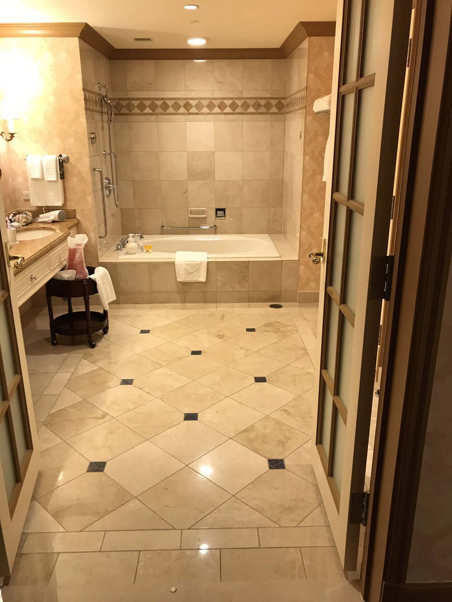 五井ヒロトさんのツイート 東京ディズニーリゾートの景色5 ホテルミラコスタのスイートルーム体験記 昨日はお風呂からの眺めを紹介しましたが お風呂自体もかなり広め バスルームの中にはシャワールームも設置してあり さらに洗面台も2つ もはや 使い方