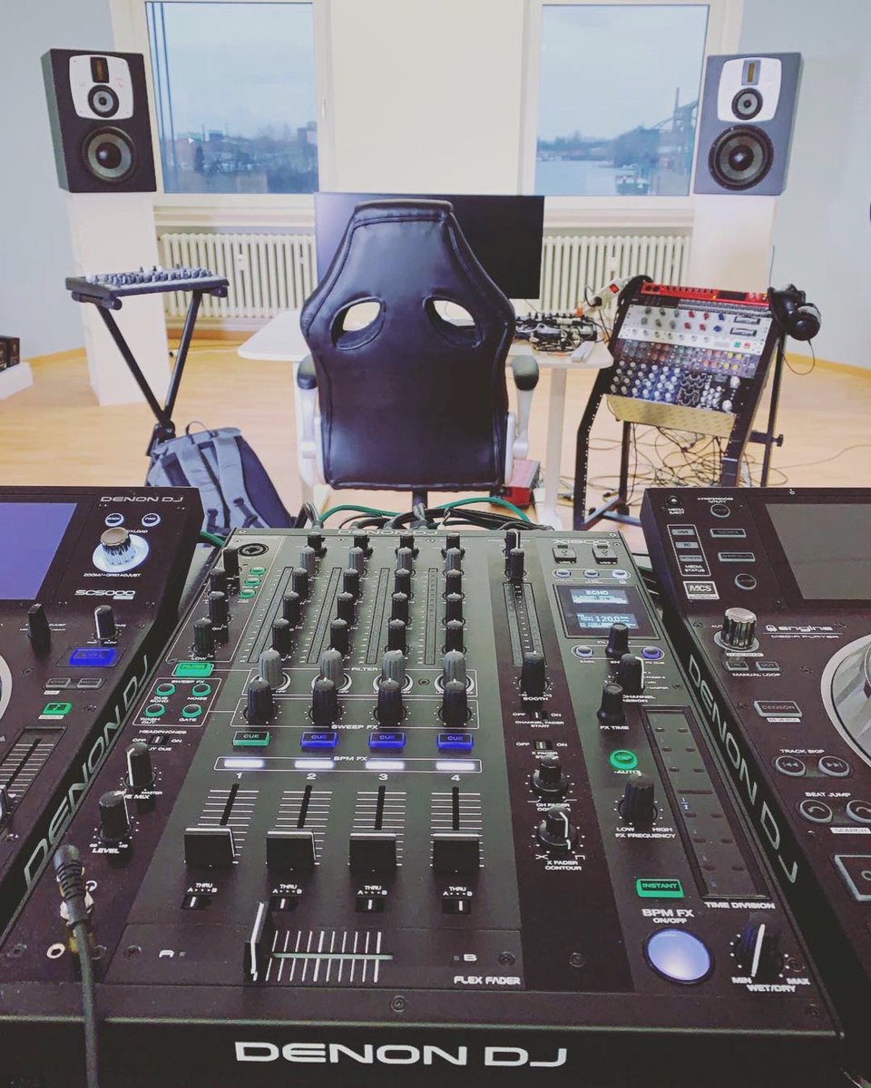 EveAudio's tweet photo. How about some DJing in the studio today? Have a nice Friday, folks!πππ₯π
π·: @jonsine
#denondj #eveaudio #sc3012 #studiomonitors #monitorspeakers #mainmonitors #lgdisplay #jonsine #studio #recordingstudio #producer #dj https://t.co/VGuMJr3tdh