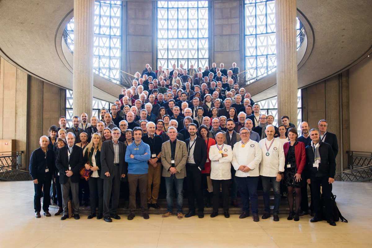 #ConcoursDesMiels 👏bravo aux #apiculteurs et #apicultrices primé.e.s ! 
🥇26 Médailles d’Or 
🥈24 Médailles d’Argent 
🥉6 Médailles de Bronze 
❤️7 Coups de Cœurs 
Découvrez le palmarès : bit.ly/2W1oqvq
🙏 au Président du Jury, François Pasteau, à<a href="/lecese/">CESE</a> et à nos jurés !