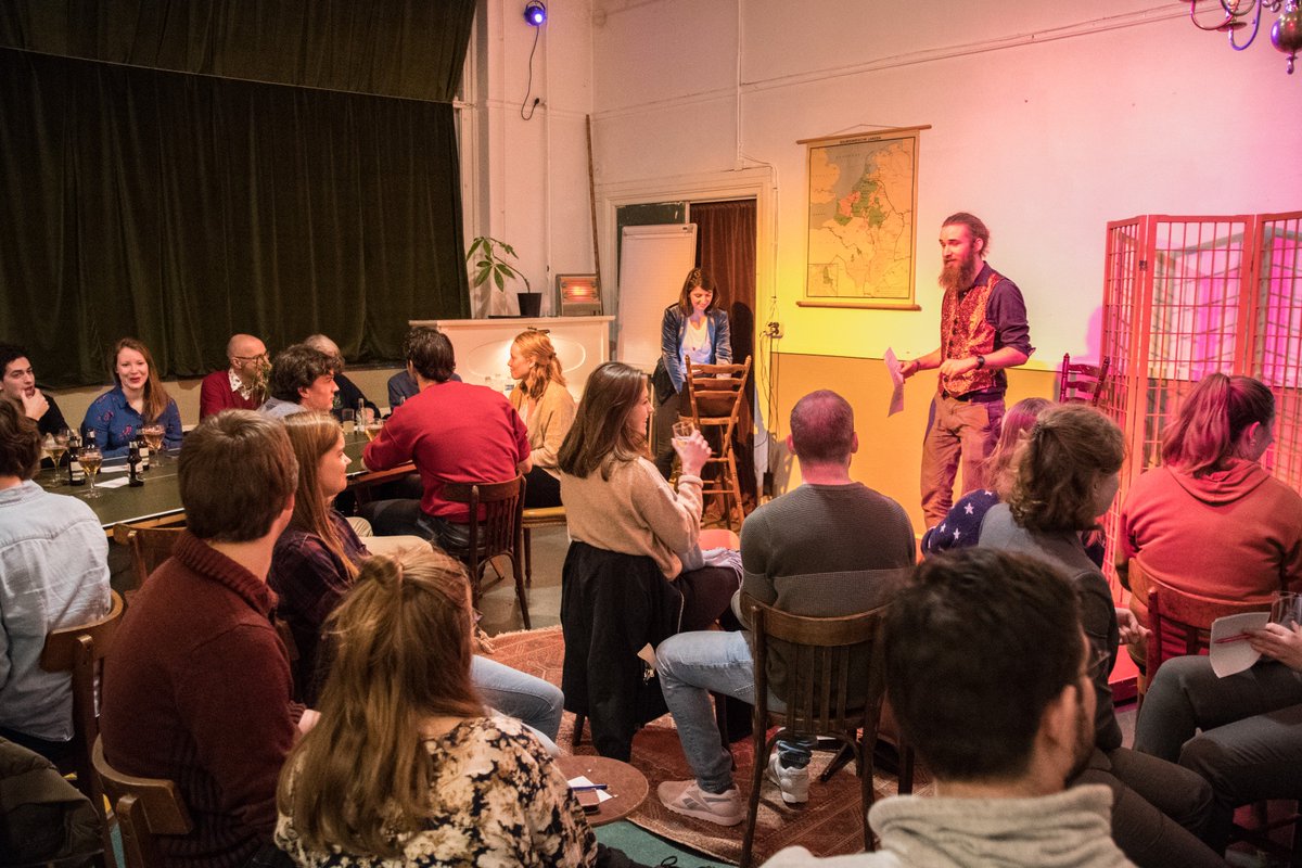 CanalCups's tweet photo. Weg met de wegwerpbeker, ook bij de studenten! 💪 Volle zaal met studie- sport- en studentenverenigingen! Allen deden mee aan de Plastic Fantastic Pubquiz! 🙌 Na een spannende strijd won @ksrvnjord. De prijs? Duurzame drinkbekers van @ecomondoNL, uitgereikt door @CarelStolker! 🏆 https://t.co/qEGQqyqhXF