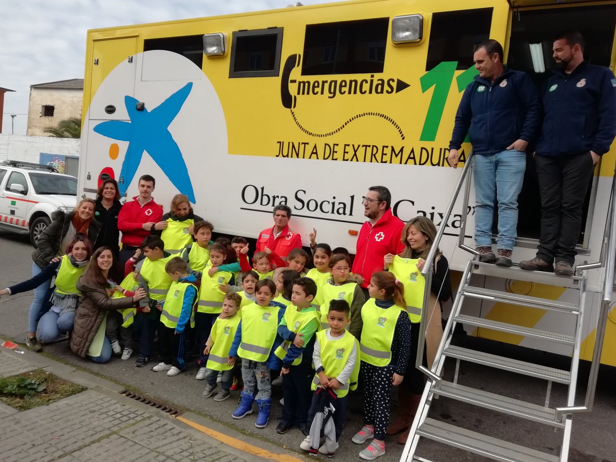JuntaEx112's tweet photo. #Actividad_112 En el CEIP Antonio Machado #Merida se ha realizado Taller de Primeros Auxilios y Exposición de Medios con el Puesto de Mando Avanzado @JuntaEx112 y @CruzRojaEX #Asamblea_Merida https://t.co/wkVVJfLAbk