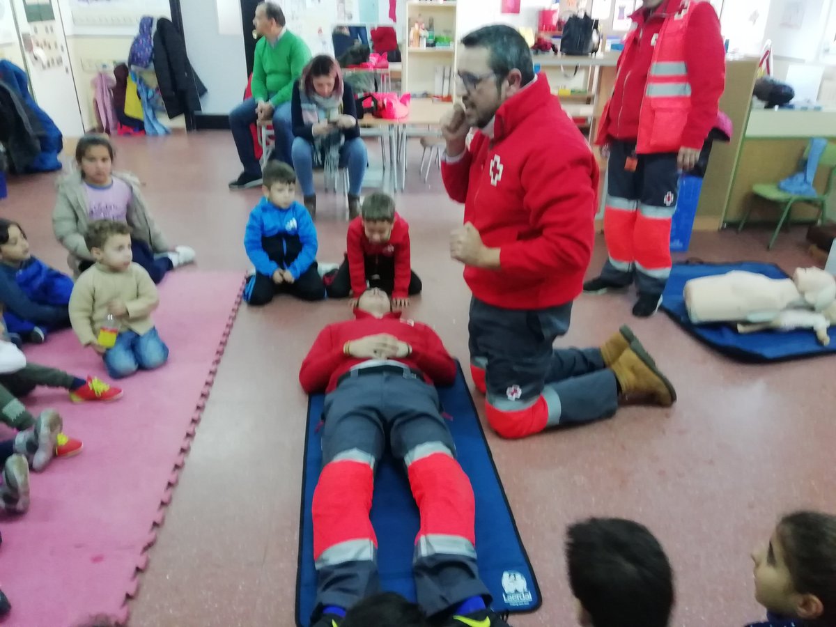 JuntaEx112's tweet photo. #Actividad_112 En el CEIP Antonio Machado #Merida se ha realizado Taller de Primeros Auxilios y Exposición de Medios con el Puesto de Mando Avanzado @JuntaEx112 y @CruzRojaEX #Asamblea_Merida https://t.co/wkVVJfLAbk