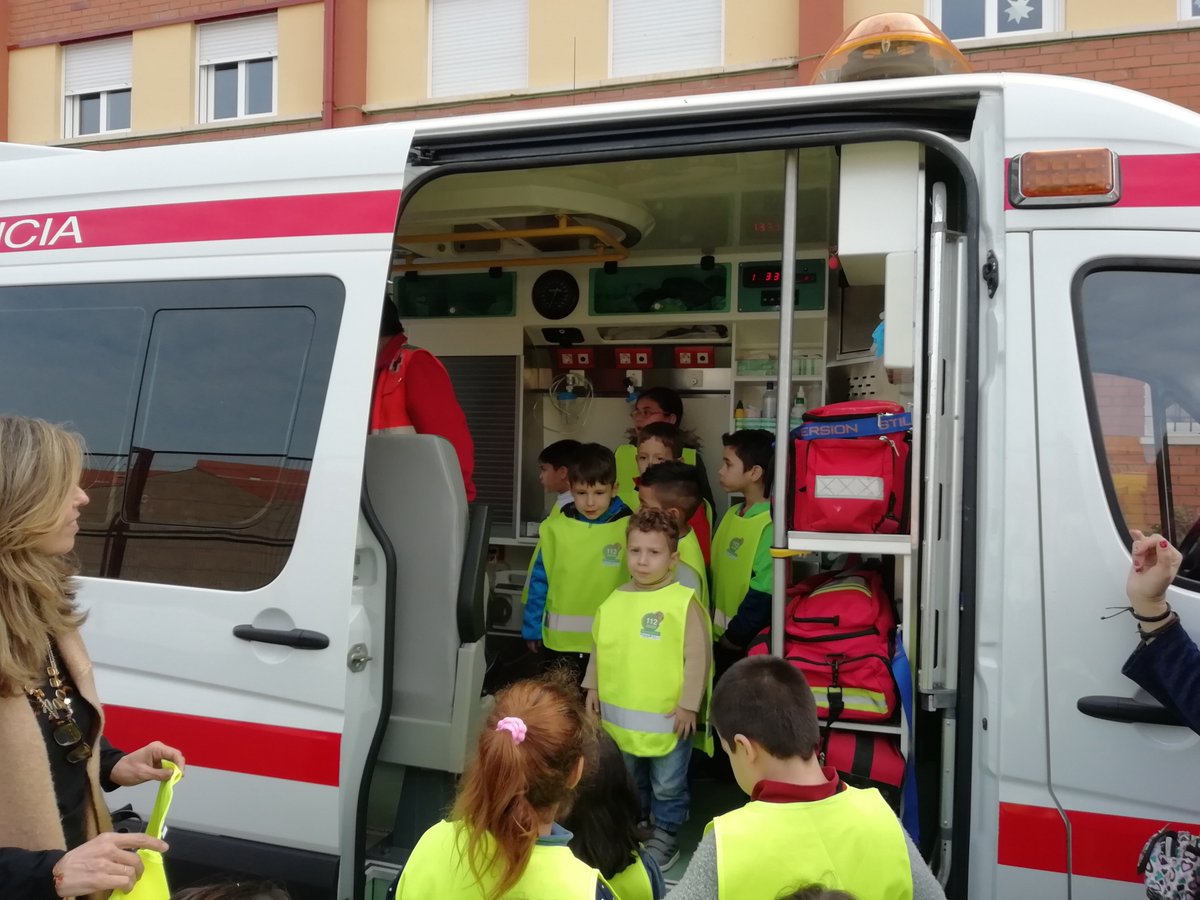 JuntaEx112's tweet photo. #Actividad_112 En el CEIP Antonio Machado #Merida se ha realizado Taller de Primeros Auxilios y Exposición de Medios con el Puesto de Mando Avanzado @JuntaEx112 y @CruzRojaEX #Asamblea_Merida https://t.co/wkVVJfLAbk