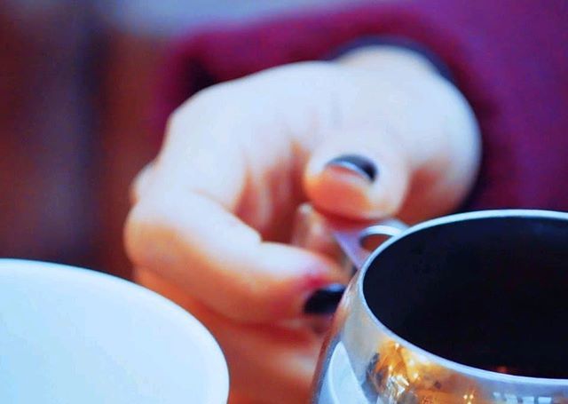 Menikmati kopi enak juga menikmati suasana.⠀
⠀
Ada yang menyulap interior tempat ngopi secanggih mungkin. Ada juga yang seminimal mungkin. Yang penting nyaman.⠀
⠀
Ada yang menyediakan musik, mulai dari jazz sampai metal. Ada yang sepi.⠀
⠀
Semua d… bit.ly/2ARXm8V