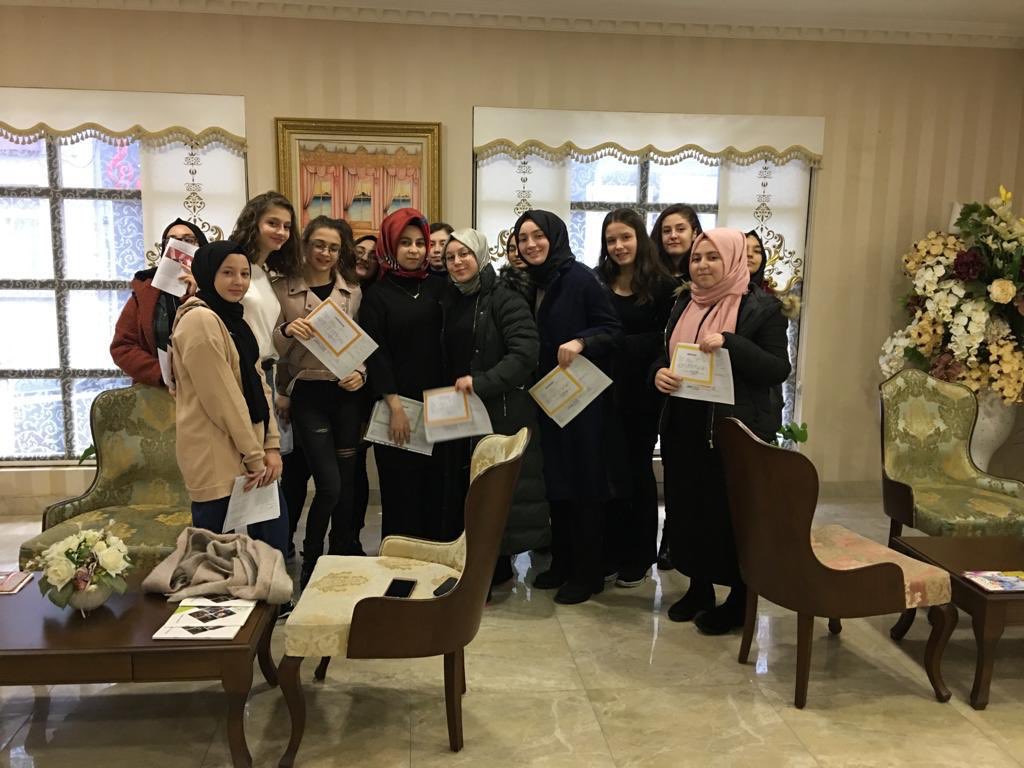 validesultankiz's tweet photo. Özel Valide Sultan Anadolu Kız Lisemizde karne heyecanı. I. Dönem sona erdi tüm öğrencilerimize iyi tatiller diliyoruz. https://t.co/OuRrDGqbFu