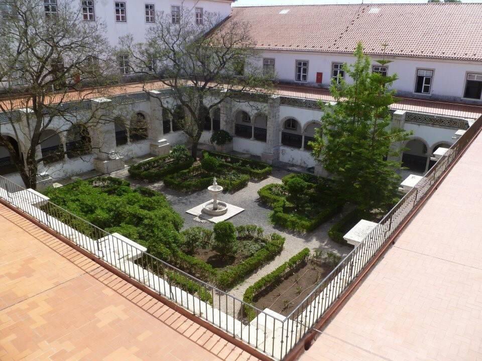 @ Instituto de Odivelas > Esta semana, este colégio, que foi meu durante 8anos, faria 119. A decisão de o fechar ainda é um mistério...