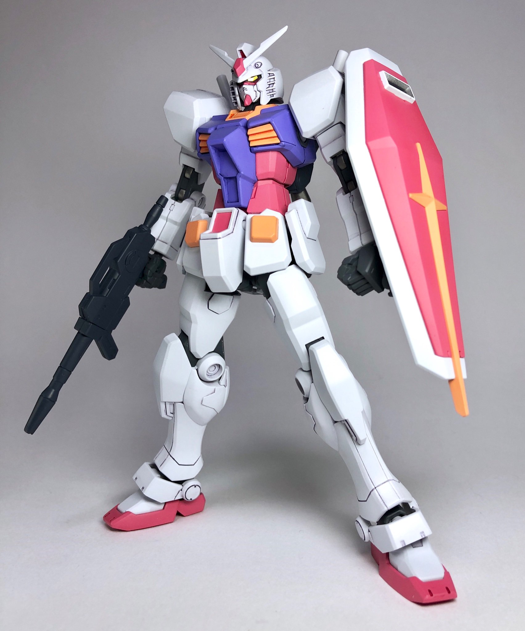 オカムラ セイジ Gbn ベースガンダム Vxsカラー 完成 今回は 世界最速完成を狙うぜ を胸にガードフレームで共通部分をあらかじめ作っておき ベースガンダムのパーツを組み合わせて完成させるという だから色塗ってあるの な仕様 なんで盾はgm Gm
