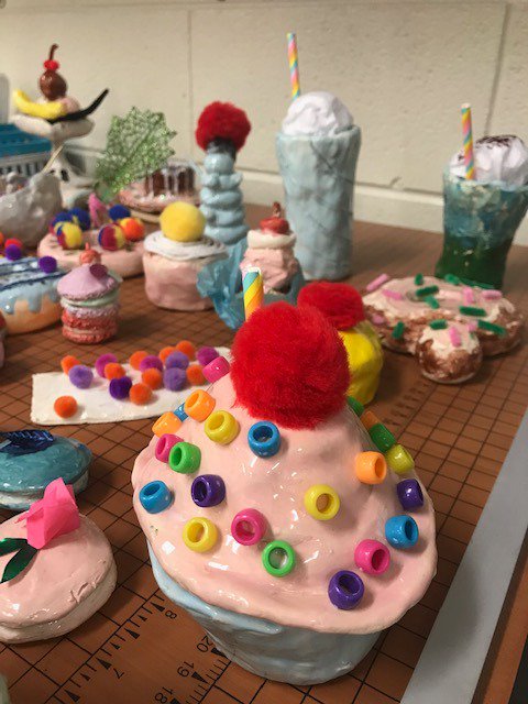 MacArtHendricks's tweet photo. At first look you may think these are photos of cupcake wars in Ms. Lynn's @LynnFACS class, but in fact these are the beautiful, fun and delicious looking clay desserts from 6th grade artists.  Don't blame us if you now need your sugar fix!  #d23mac @D23MacArthur @PHSD23 https://t.co/onl6Q99WUK