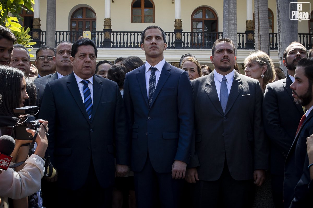 AnthonyDaquin's tweet photo. Según #Wikipedia Venezuela tiene dos presidentes que representan a cada bando

Según la bancada #Mudista de la @AsambleaVE  La Presidencia de Venezuela es Colectiva 

Hace falta una unidad para derrocar esa banda criminal no para pactar acuerdos que los atornillen https://t.co/K3klLMeL4K