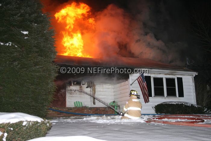#FlashbackFriday Just over 10-years ago; 2nd Alarm house fire on Phillips Street in Hanson MA on 01/15/09. http://www.pbase.com/strikethebox/011509hanson …