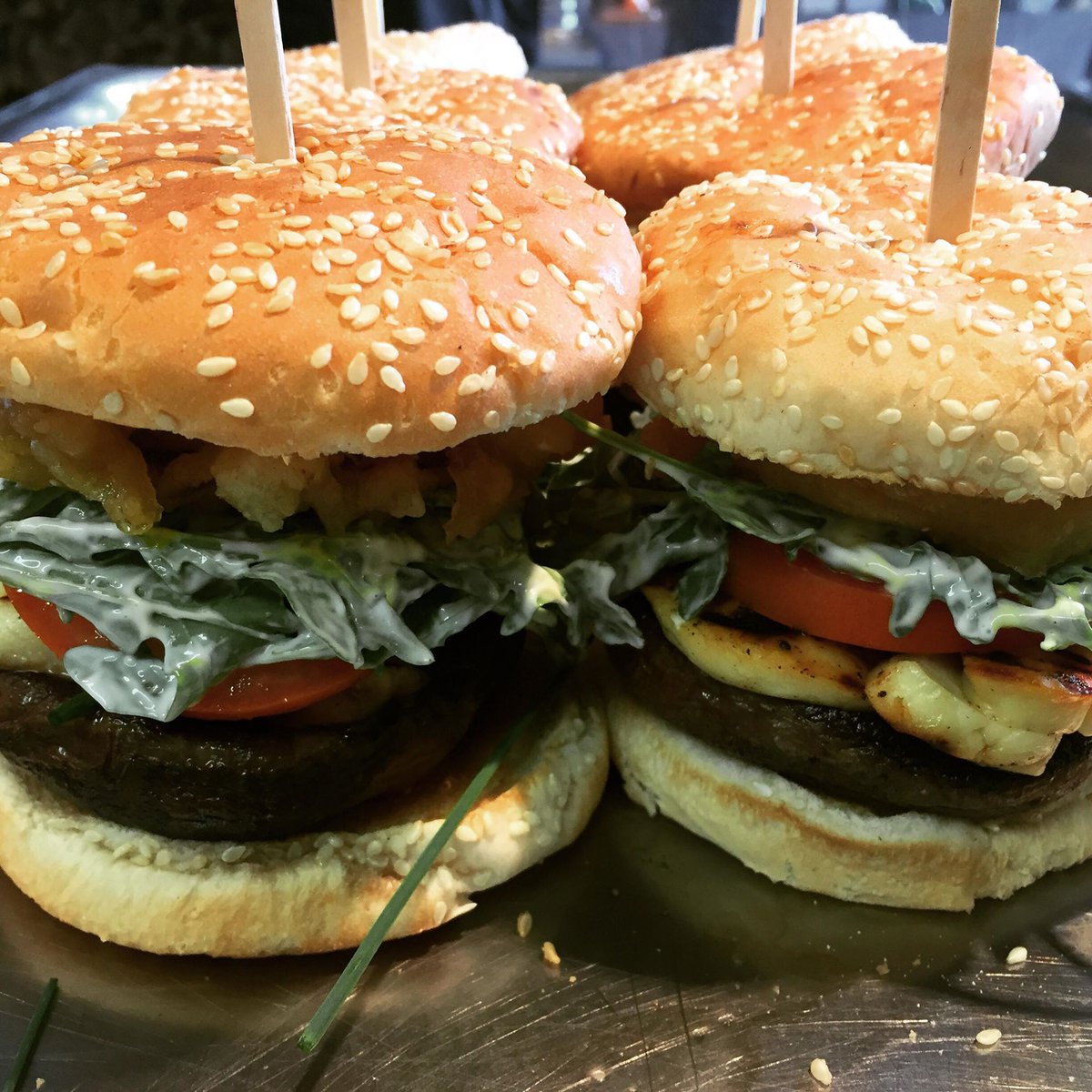 fayredo's tweet image. We've got that Friday feeling on set! 💪🍔
#OnLocation #CrewCatering #LocationCatering #SetLife #Catering #Producer