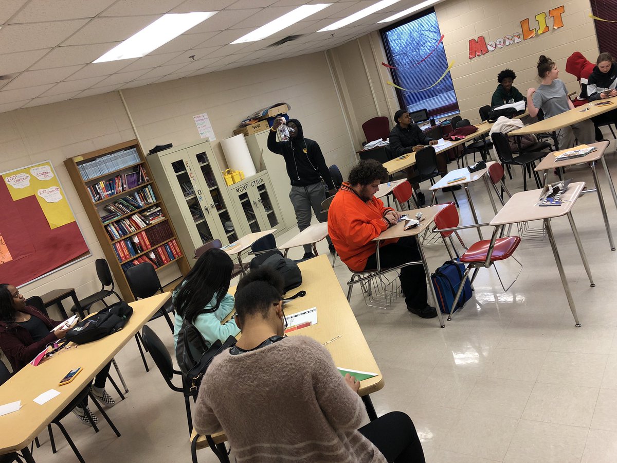 MrMooreLIT's tweet photo. When your senior advisory class is invested in the activity! #MooreLIT #OceanChallenge #TheBisonHerd @OCMHSBison https://t.co/3M5s0DIlYB