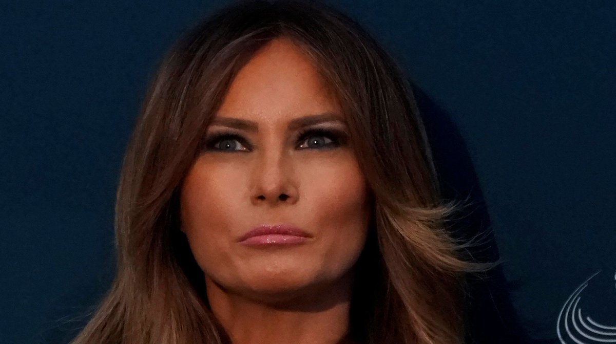 YahooNews's tweet photo. Melania Trump jets to Mar-a-Lago on military plane after POTUS grounds Pelosi's troop visit https://t.co/CIgVXZPXD8 https://t.co/AxYGU8FMg4