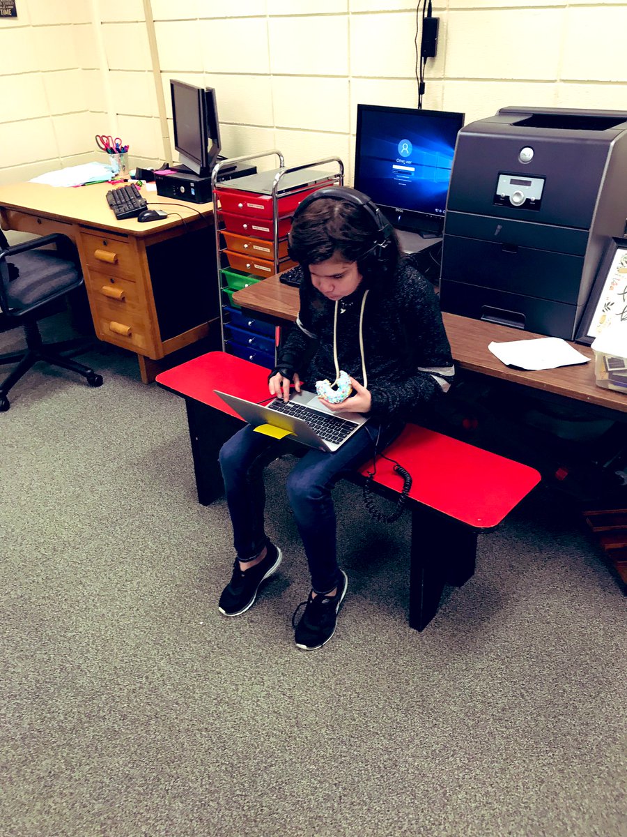 cjwomack3's tweet photo. The secret to getting kids to read...add donuts 🍩 #GRG19 #donutsandbooks #notabovebribery @HumbleISD_FE @Learning_Ally @mrsgomez_nugget https://t.co/IXuqPxzoQt