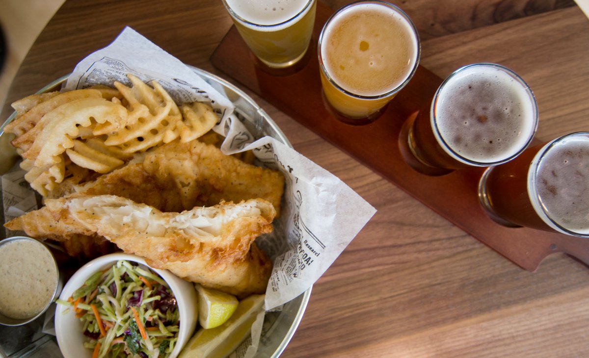 ShaughnessysBar's tweet photo. Fresh beer-battered golden haddock fillet served with crispy seasoned fries, homemade coleslaw and tartar sauce. Opt for a bun and lettuce or add a cup of NE Clam chowder soup.
Fridays at Shaughnessy's are always #fishfrydays #lunchspecials #lunchsyracuse #fishnchips https://t.co/0IwYDp1g3F