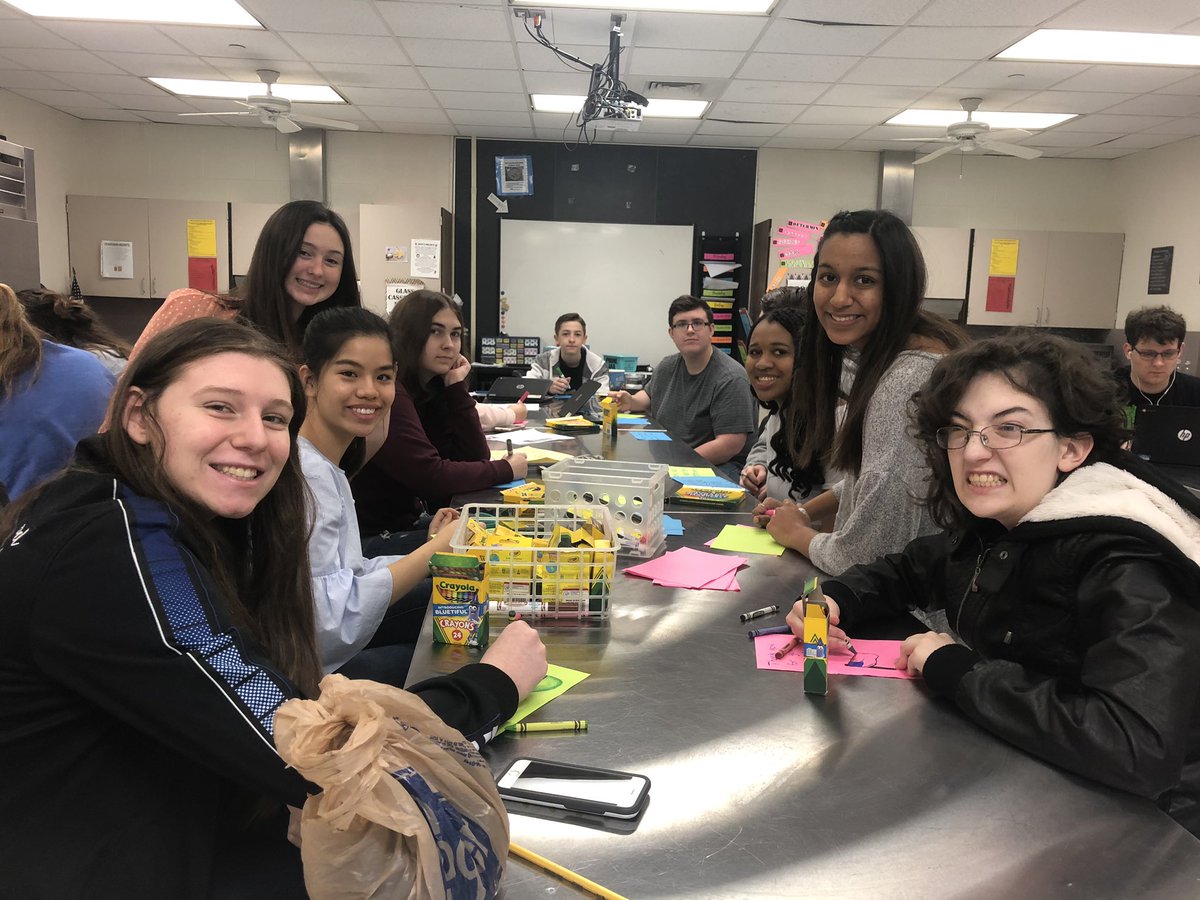 FCCLAstangs's tweet photo. Making valentine cards for the military this morning! #FCCLA https://t.co/RaP0zdsFnG