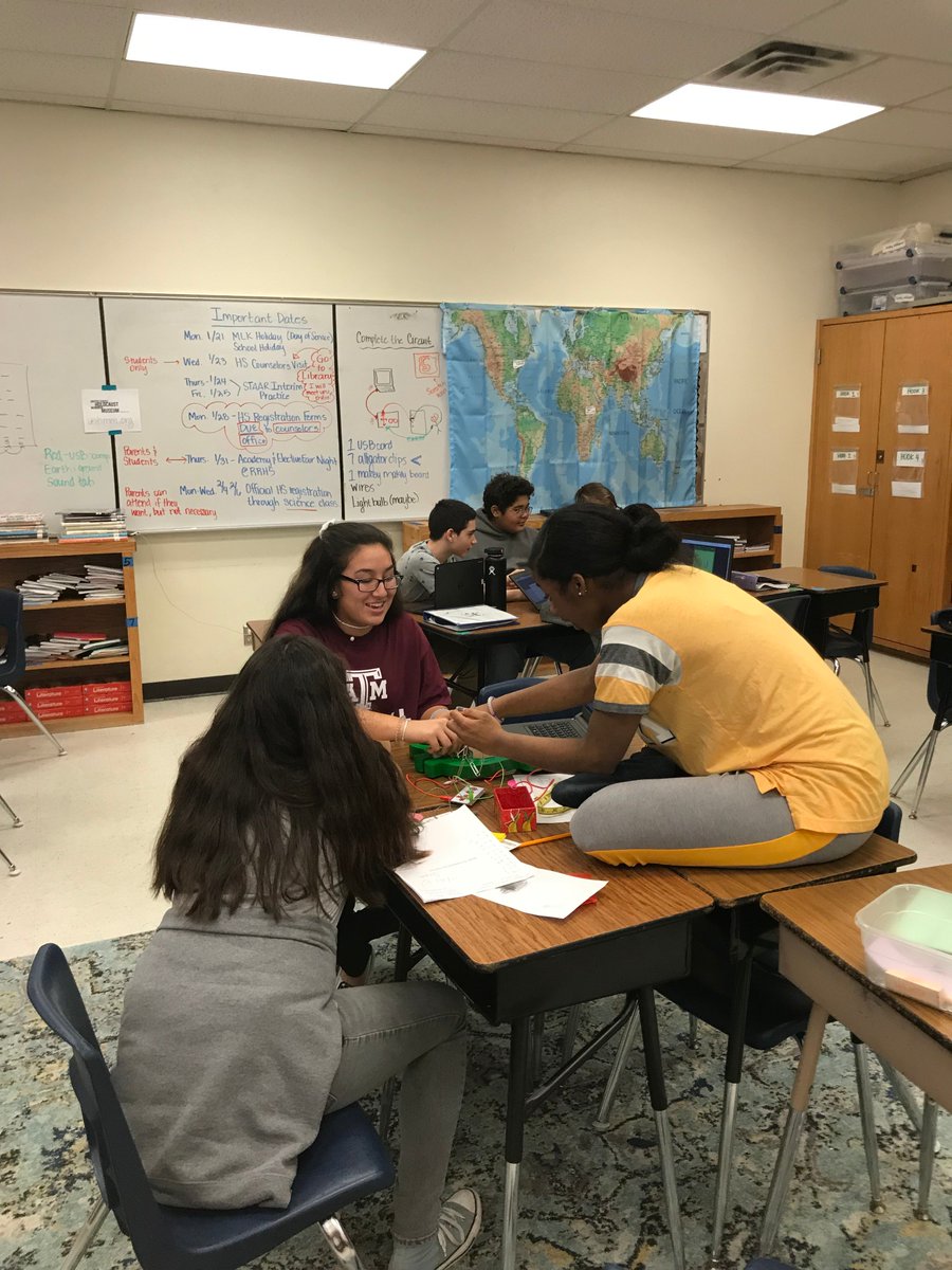 Had a great time working with Mrs.Williams <a href="/CTMS_Cougars/">Chisholm Trail MS</a> 8th grade @RRISDELA classes as the incorporated the use of @MakeyMakey and @Scratch into their projects. #RRISD1family <a href="/RRISDTech/">RoundRock Technology</a>