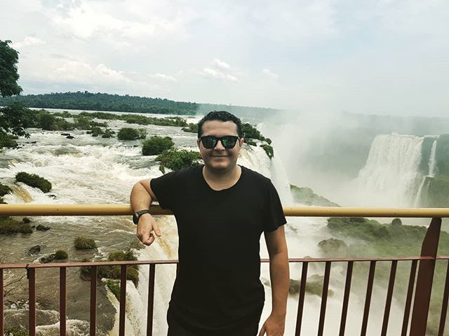 É tanta queda d'água que você até se perde e nenhuma foto consegue traduzir a impressão que você tem ao olhar ao vivo.
#fozdoiguaçu #parana #cataratas #brasil #argentina #paraguai #3fronteiras🇦🇷🇵🇾🇧🇷 http://bit.ly/2TZFWhO